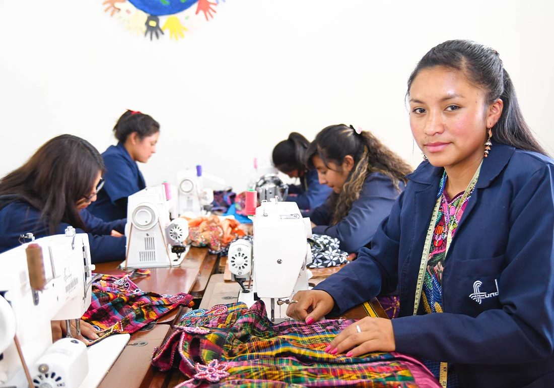 Tejido Y Fabricación De Tejido Artesanal De Cerca. Las Manos De Las